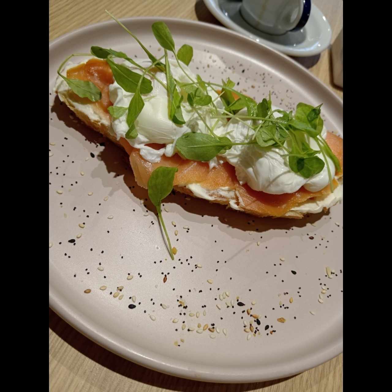 Salmon y huevos poché