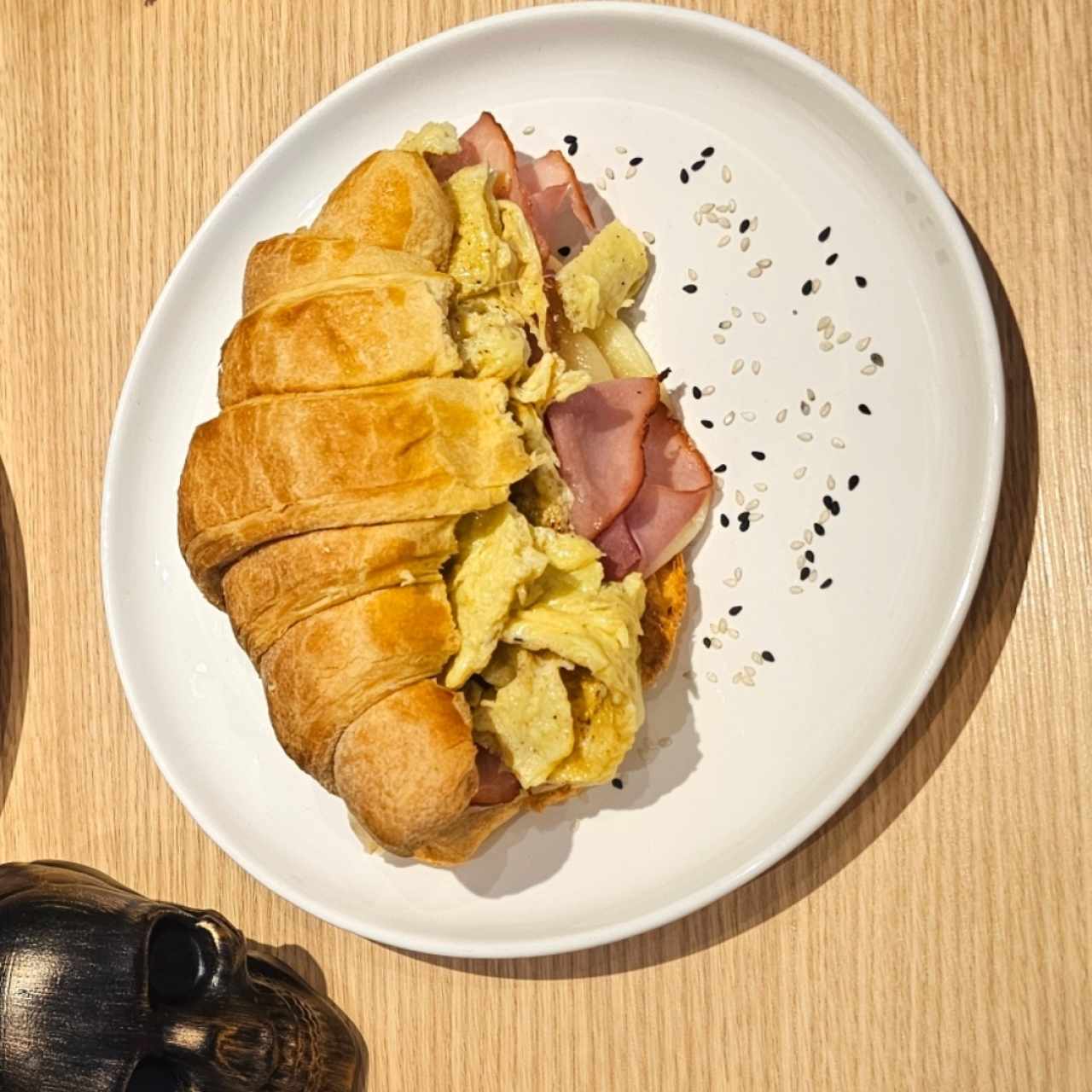 Croissant de jamon con queso