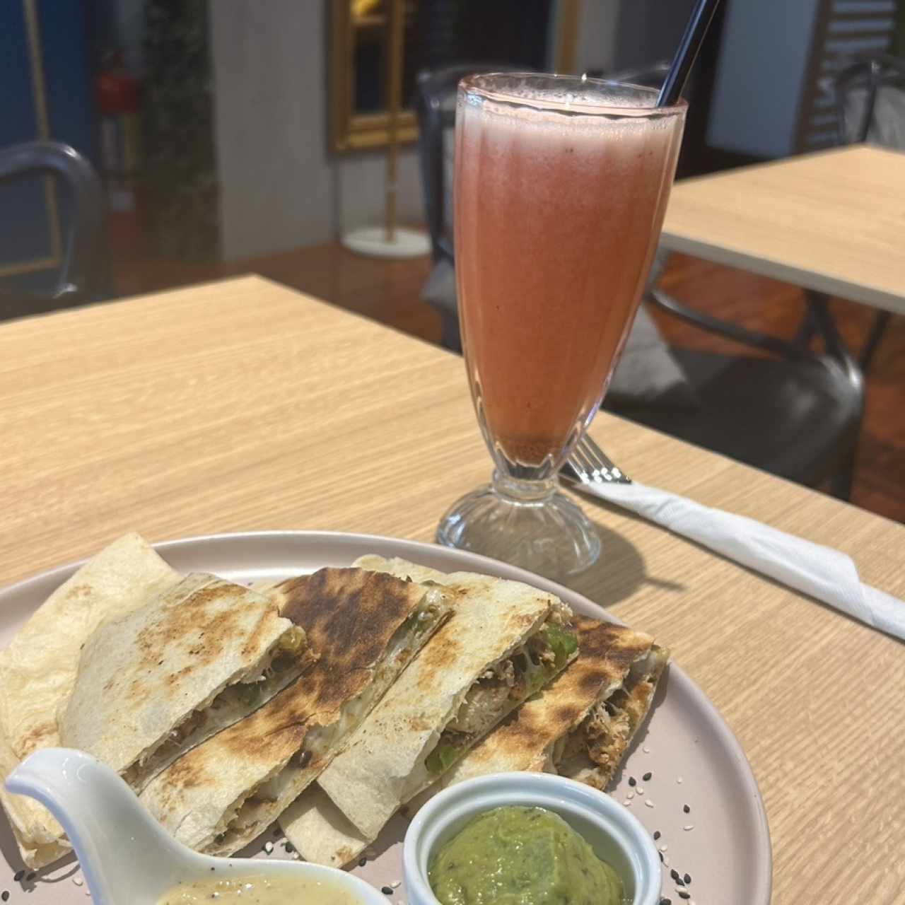 Quesadillas y limonada de fresa