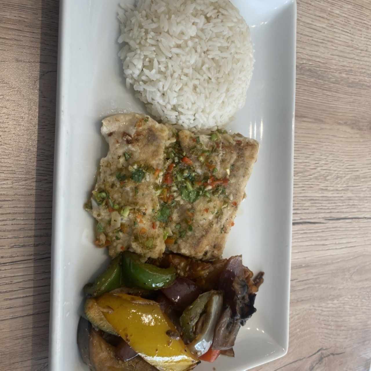 Corvina con arroz y vegetales
