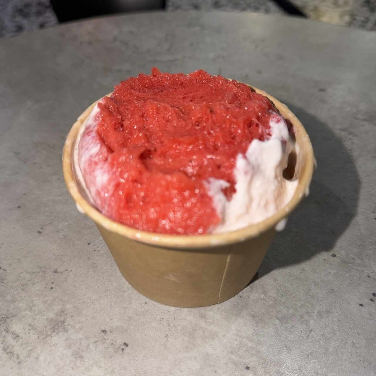 Helado mediano rosas y fresa