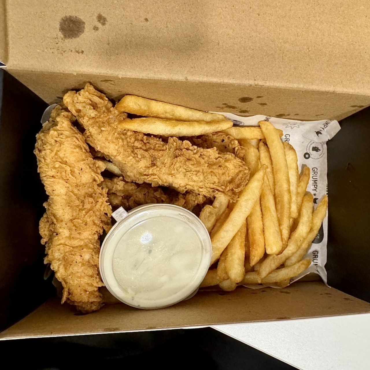 Chicken tenders con papitas fritas 