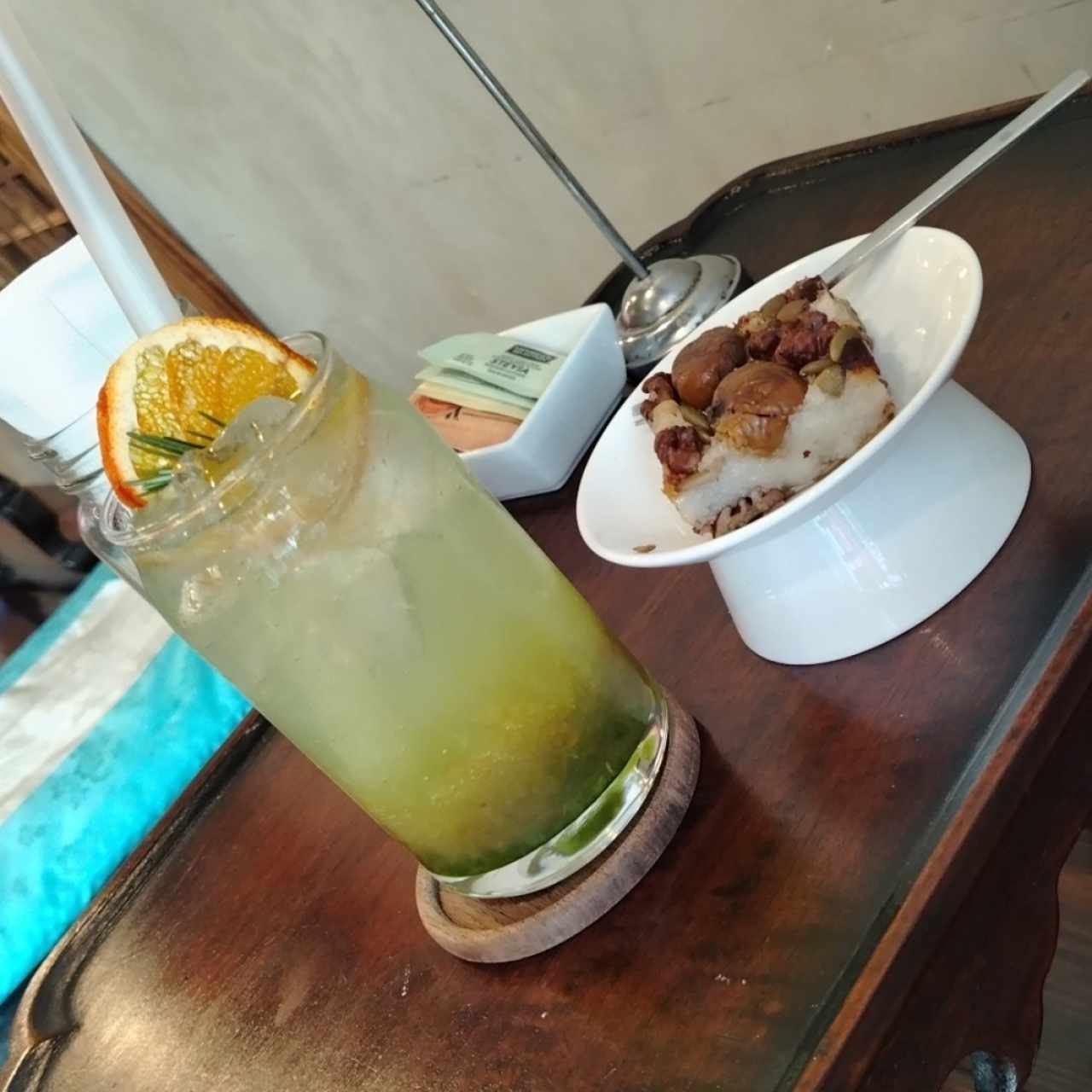 Soda de agua con gas y uvas