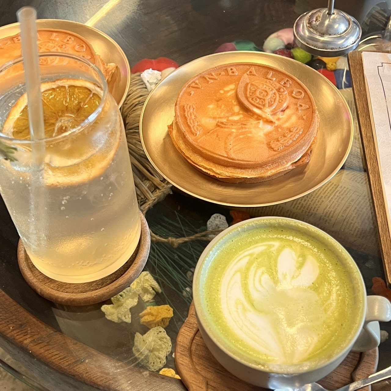 Matcha, soda coreana de limon y pan en forma de cura 