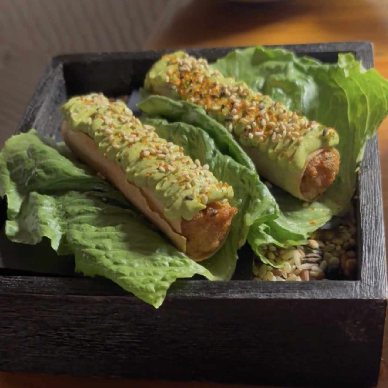 Harumaki de pescado blanco con top de perejil cilantro y marañon 