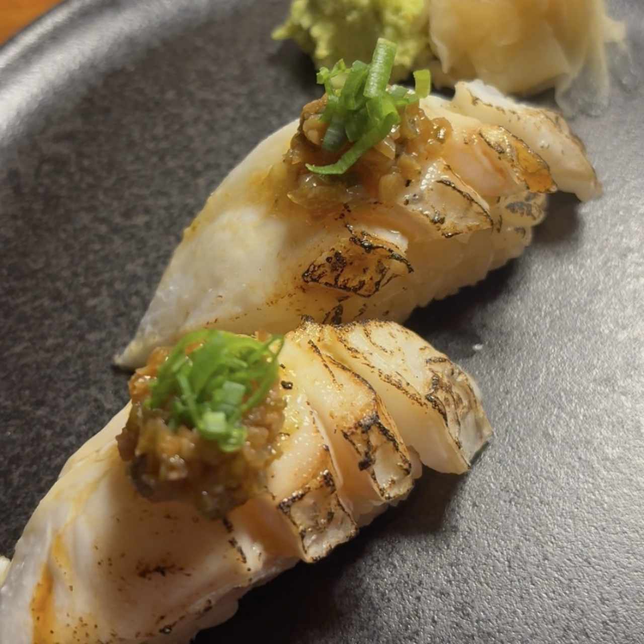 Nigiri de Tai japones, puerco con mantequilla de yuzo y flameado