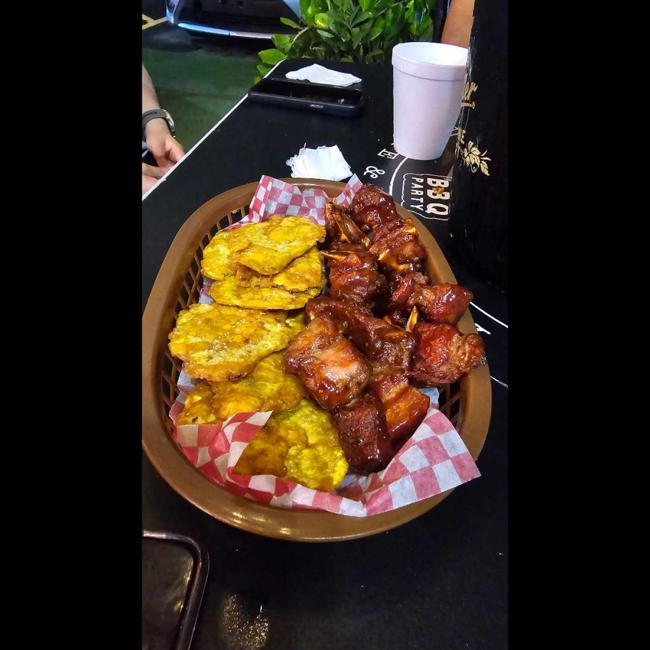 costillas bbq con patacones