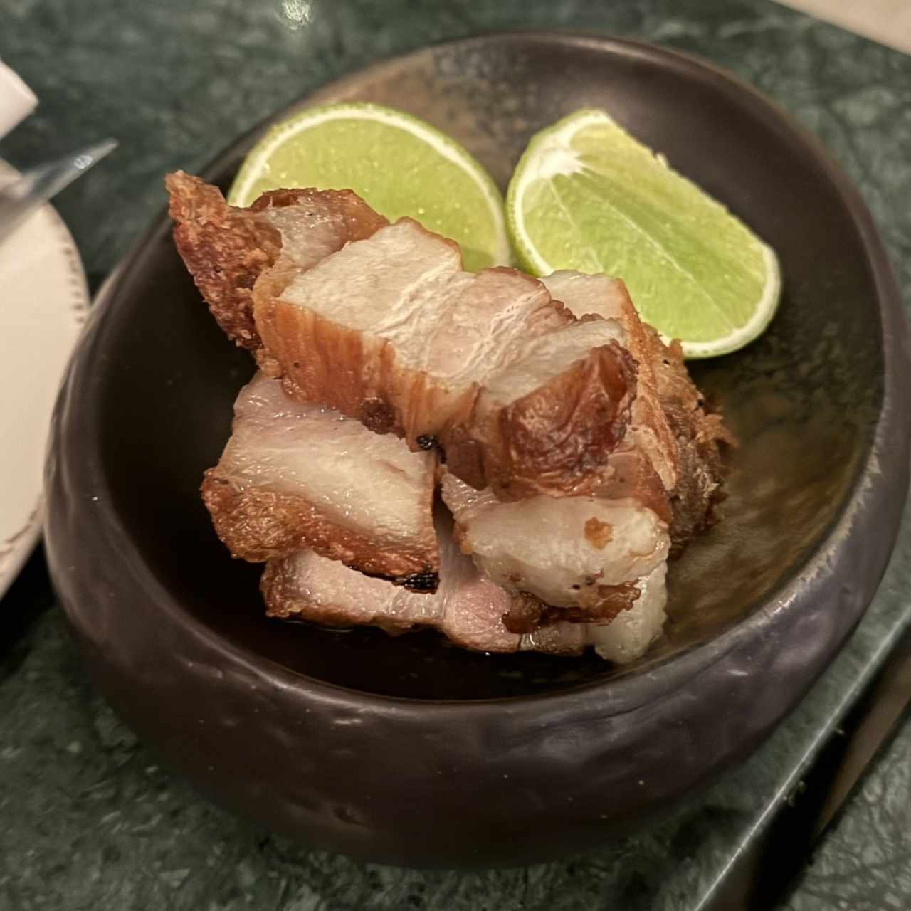 Chicharrones marinados con romero y limón de patio