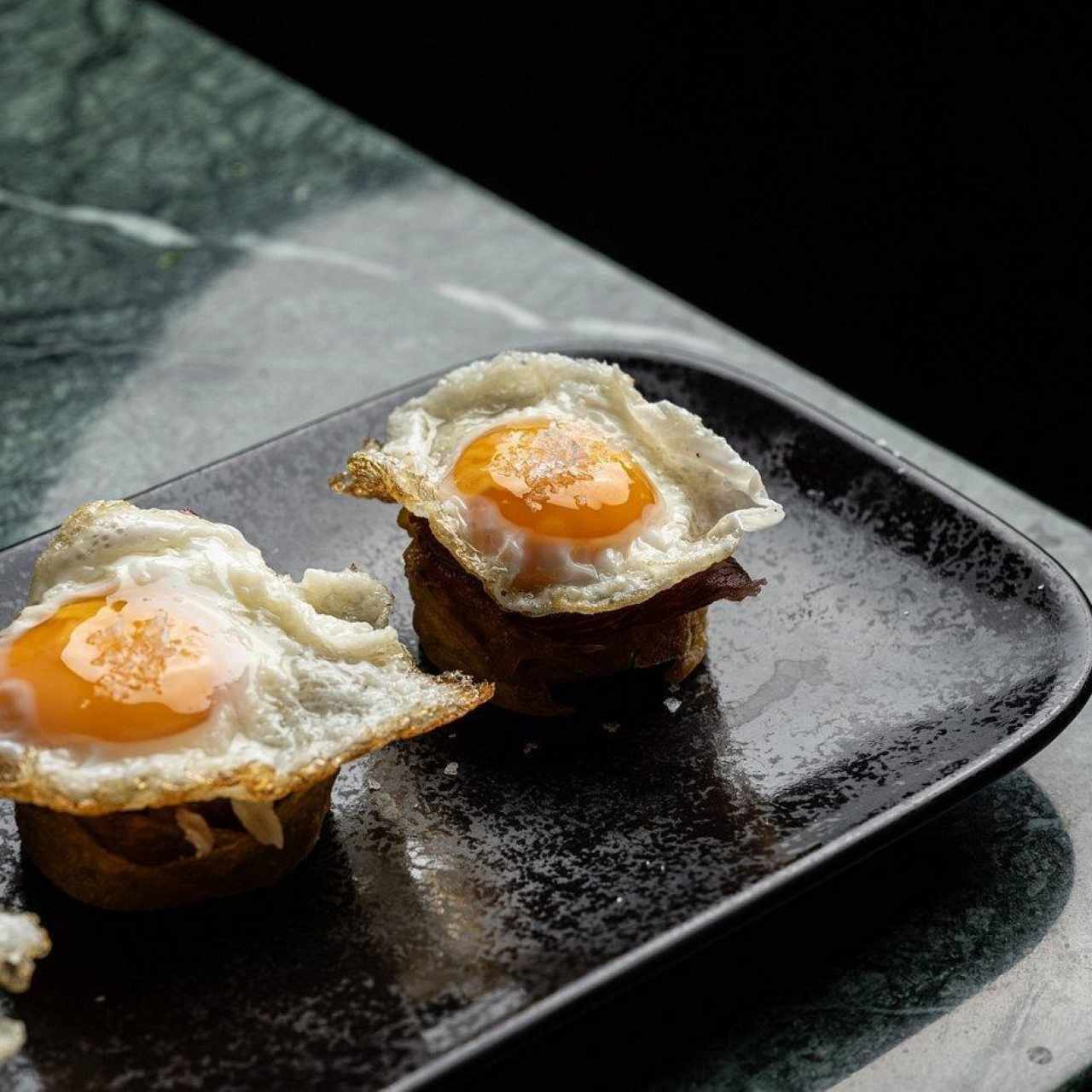 Huevos rotos de bolsillo con jamón Ibérico de Bellota