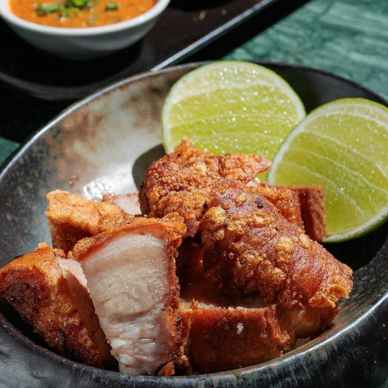 Chicharrones marinados con romero y limón de patio