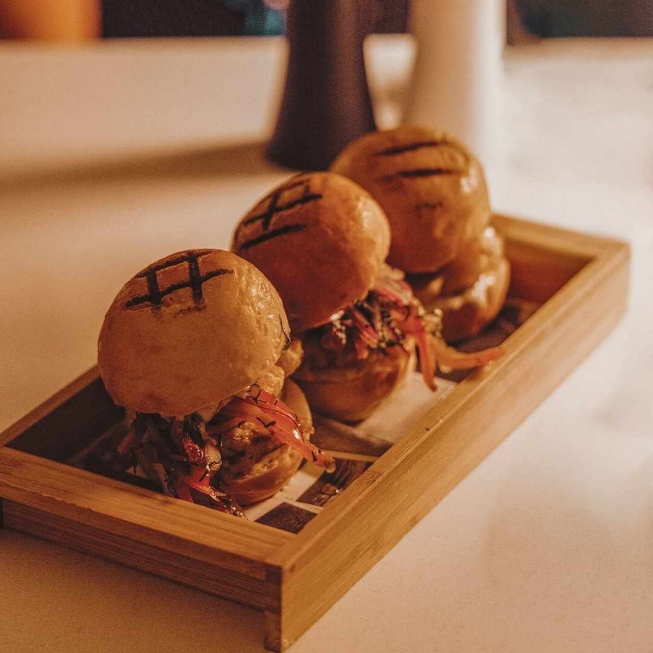 Buns de pesca del día tempurizados con salsa criolla