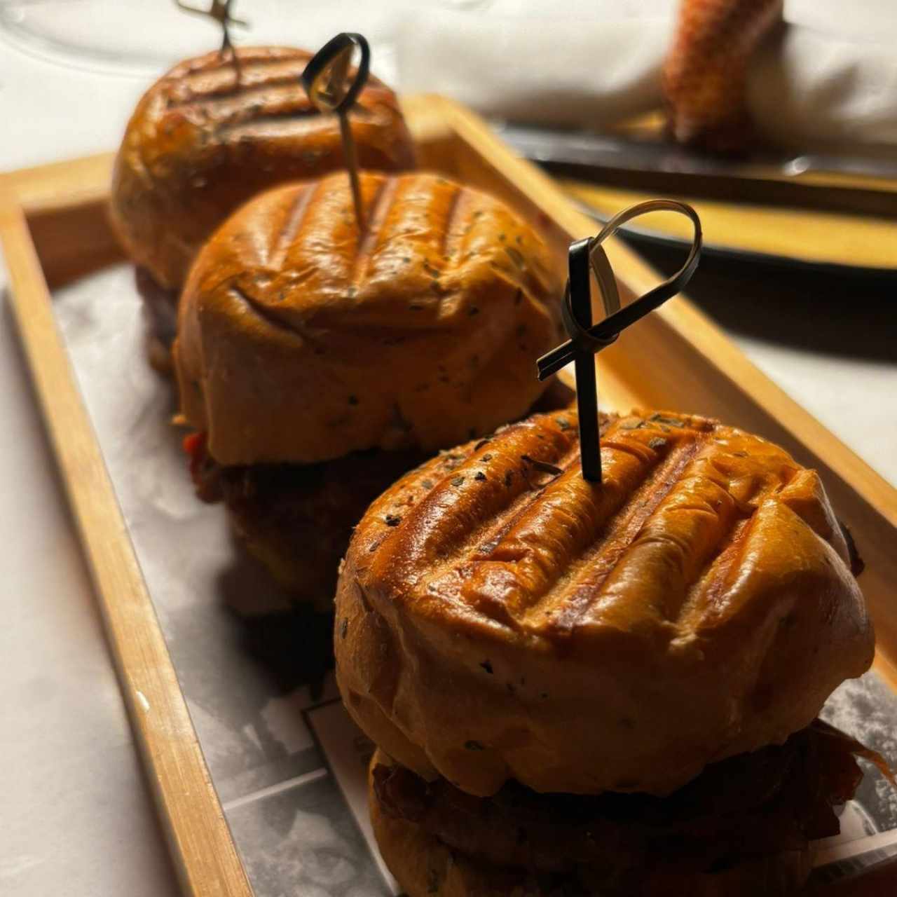 Angus sliders con pan de albahaca y sabores toscanos