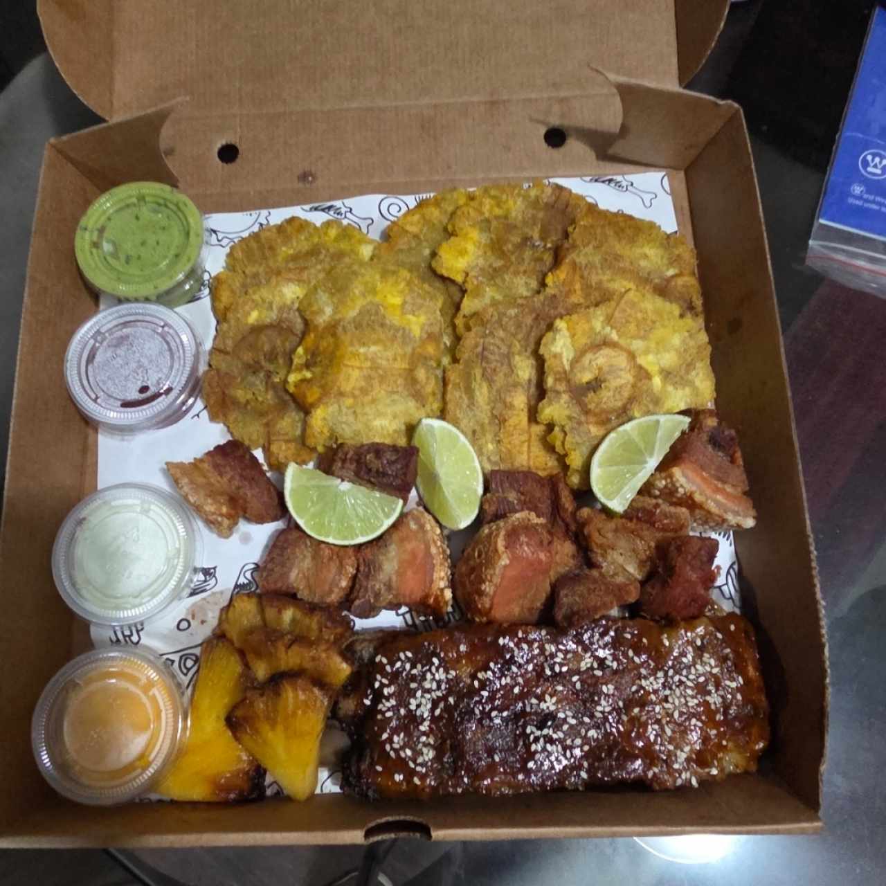 COSTILLAS (SPARE RIBS) A LA BBQ y Chicharrón 