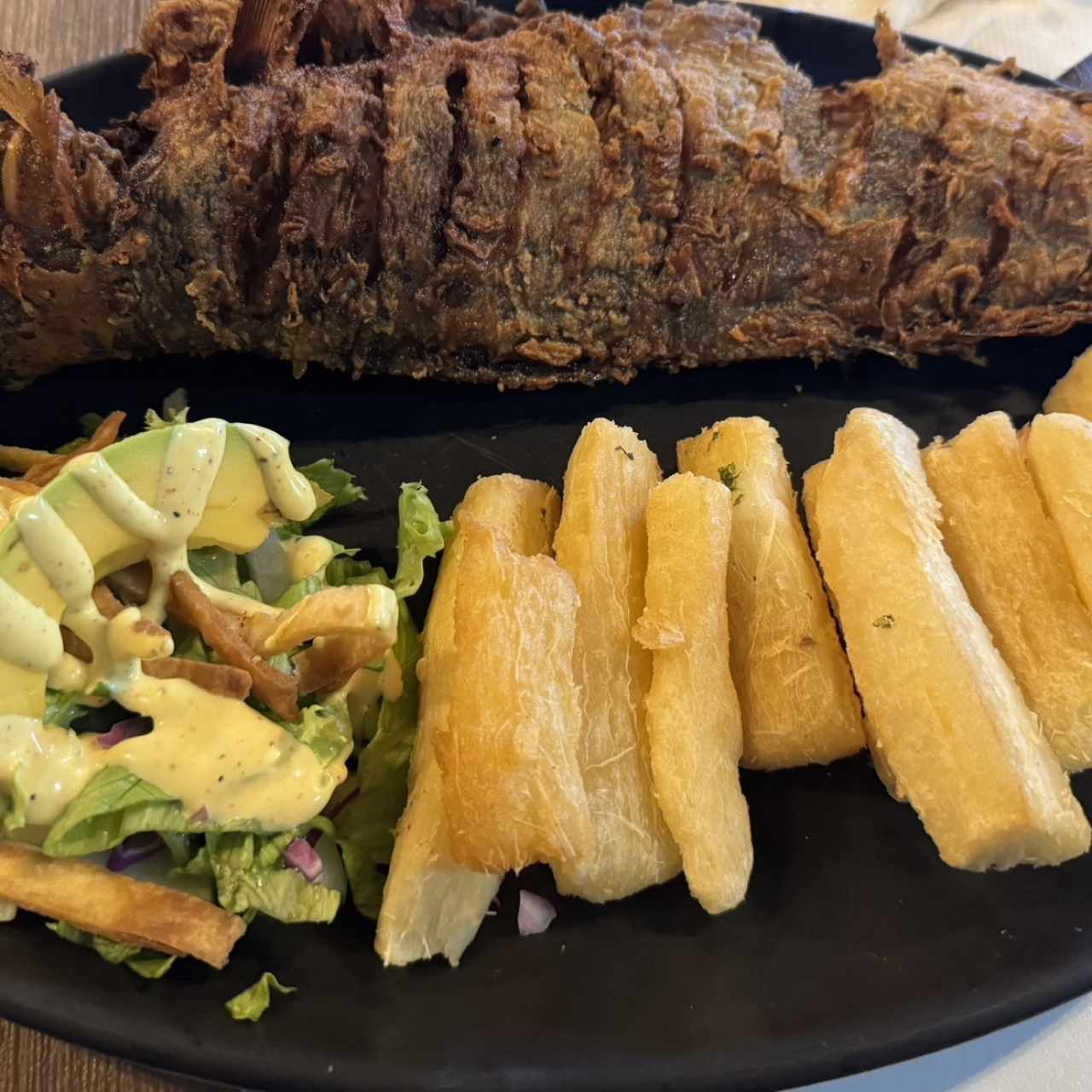 Corvina frita grande con yuka y ensalada 