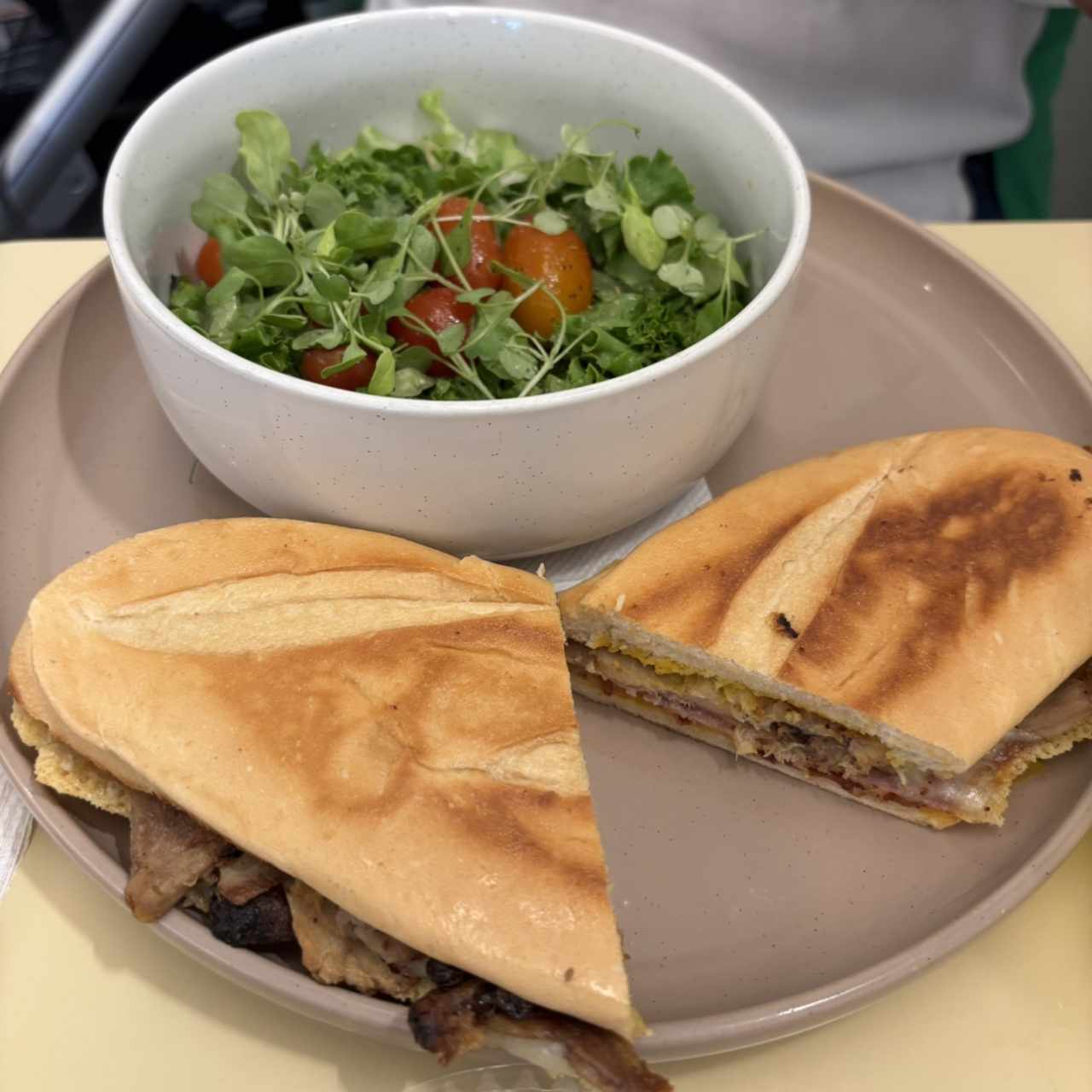 Sandwich cubano con ensalada