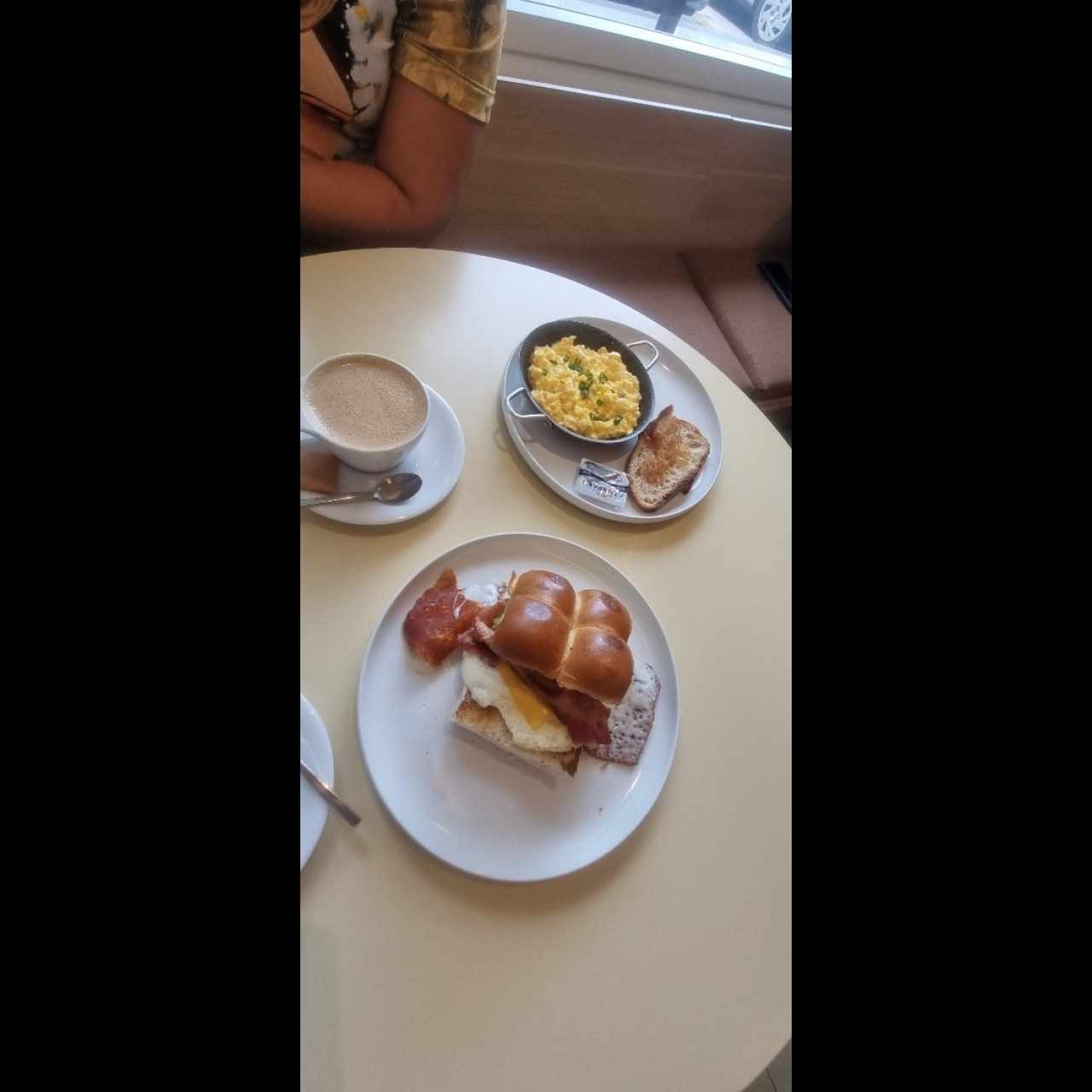 Cheesy Scrambled y Breakfast Sandwich, con capuccinos