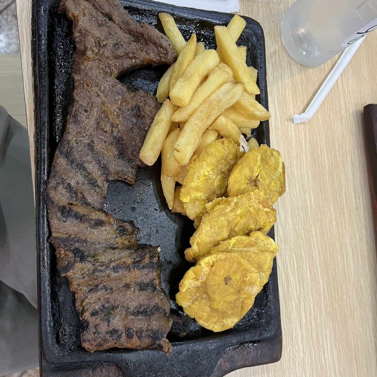 Carne con papas y patacones 