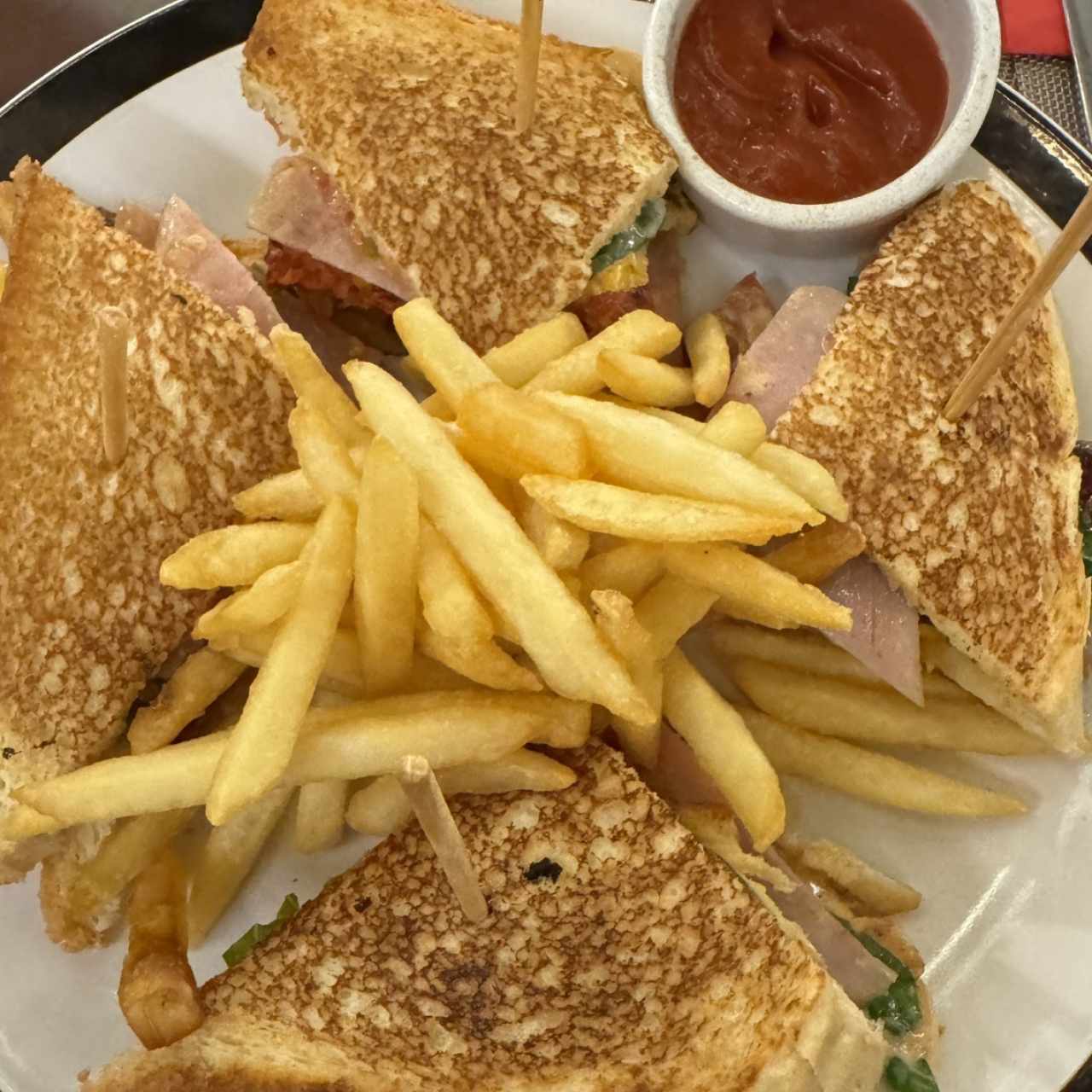 PLATOS FUERTES - Club Sandwich Rockefeller