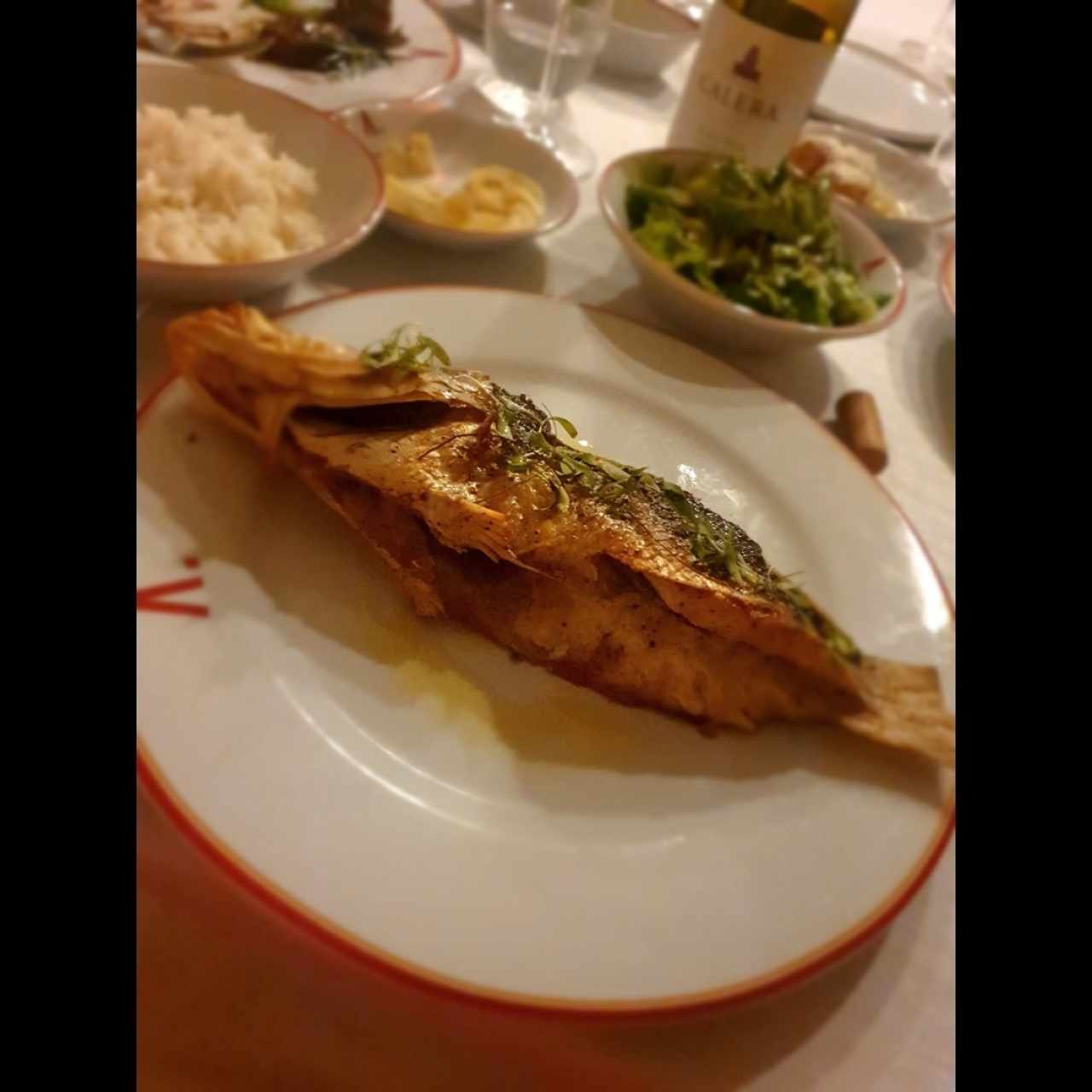 Pescado entero (branzino) al horno con salvia, tomillo, vino blanco y mantequilla 