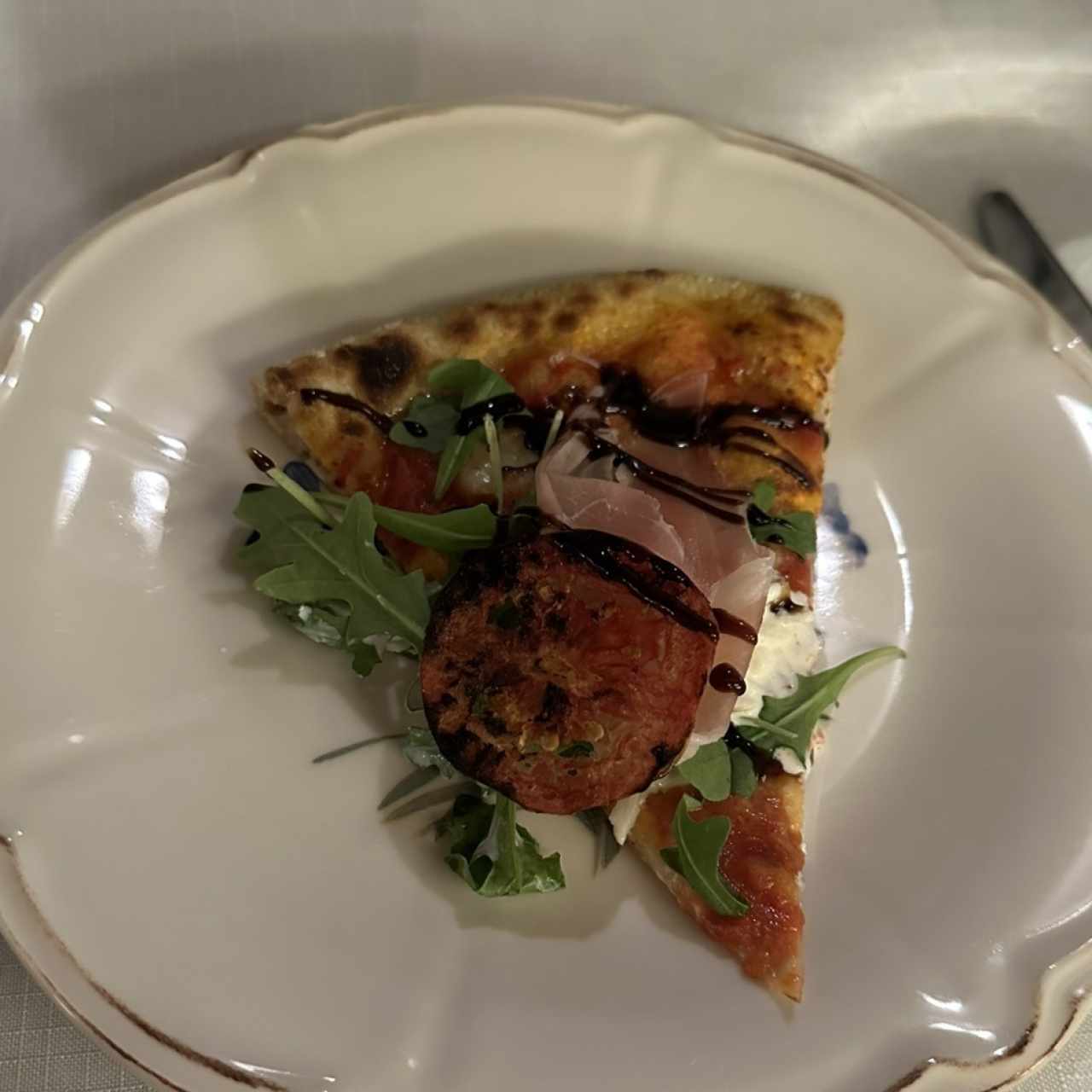 Pizza con prosciutto y balsámico