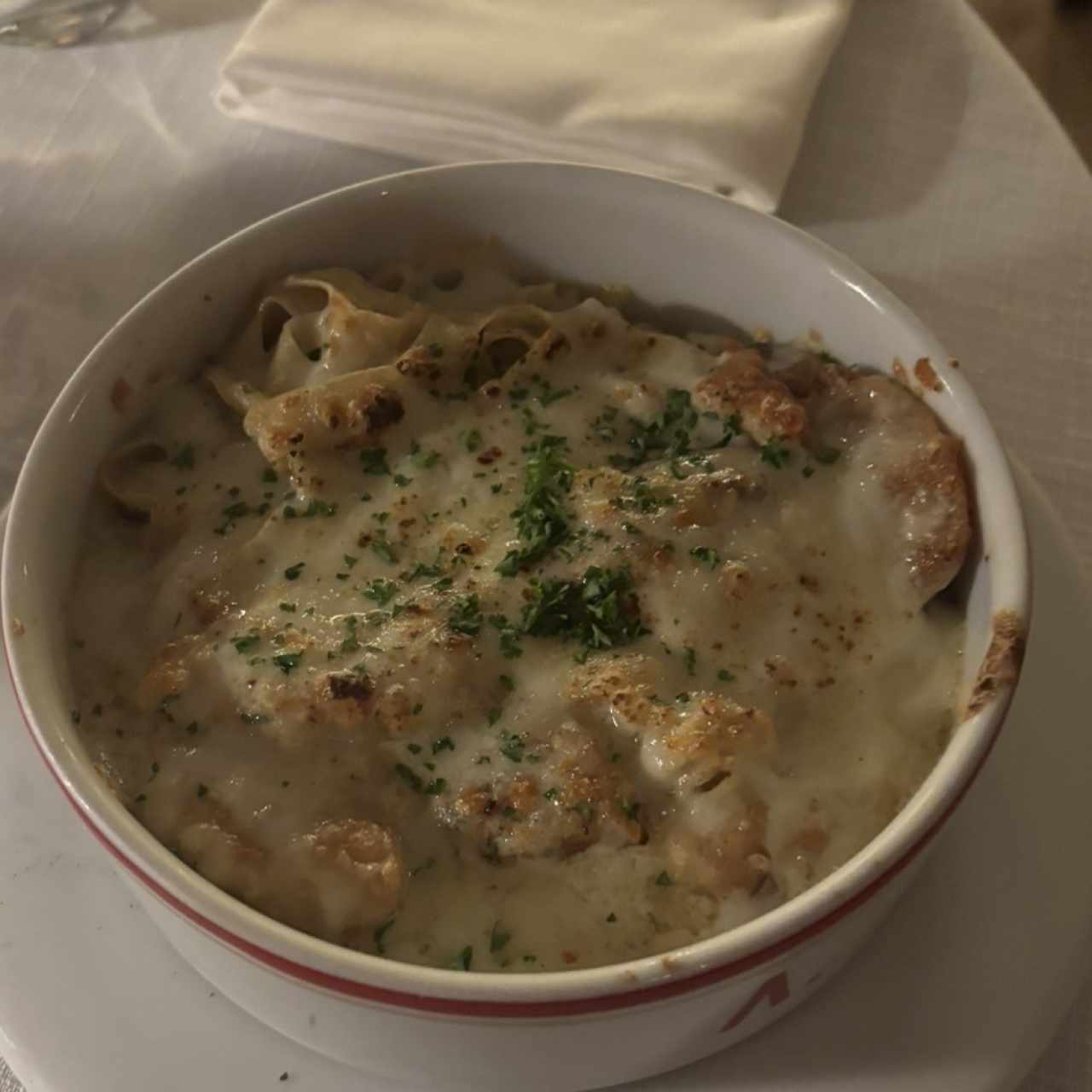 Fetuccini alfredo gratinado con pollo 