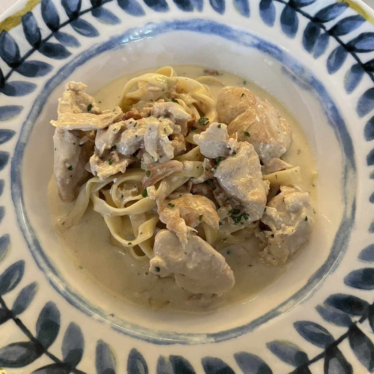 Plato Fuerte Fettuccine Alfredo con Pollo Menu Ejecutivo 