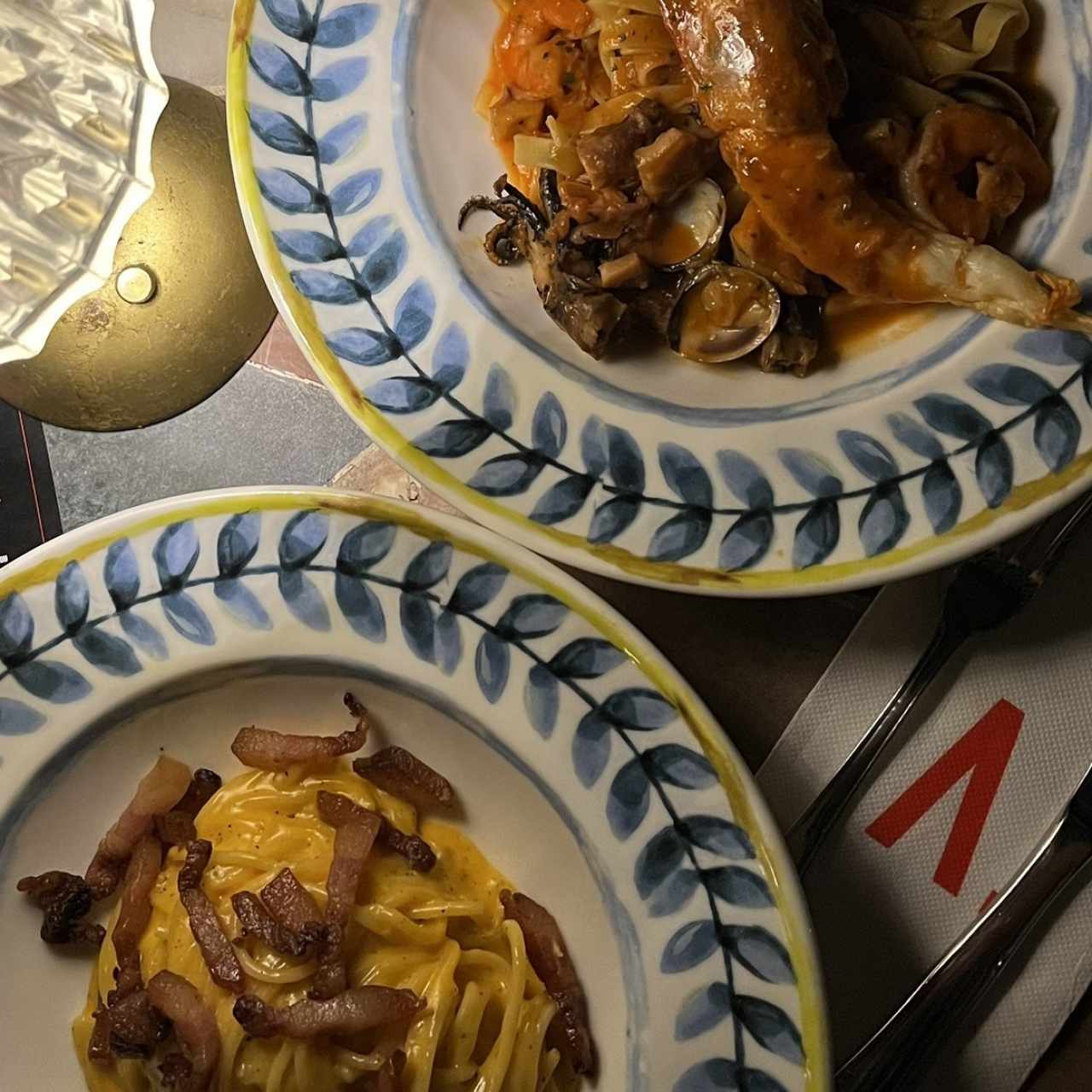 Fetuccini fruti di mare y spaguetti carbonara