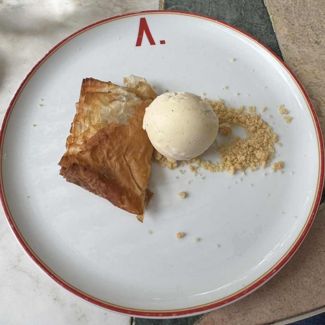 Pastel de manza en masaja de honaldre y helado