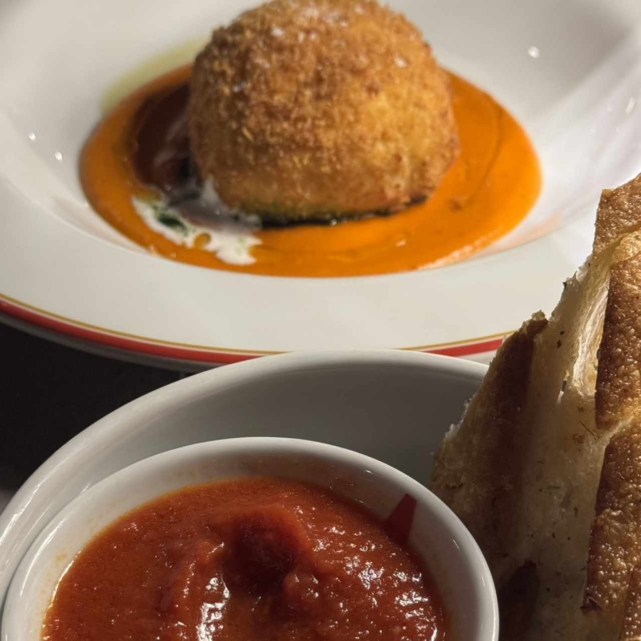 Burrata y pan de la casa
