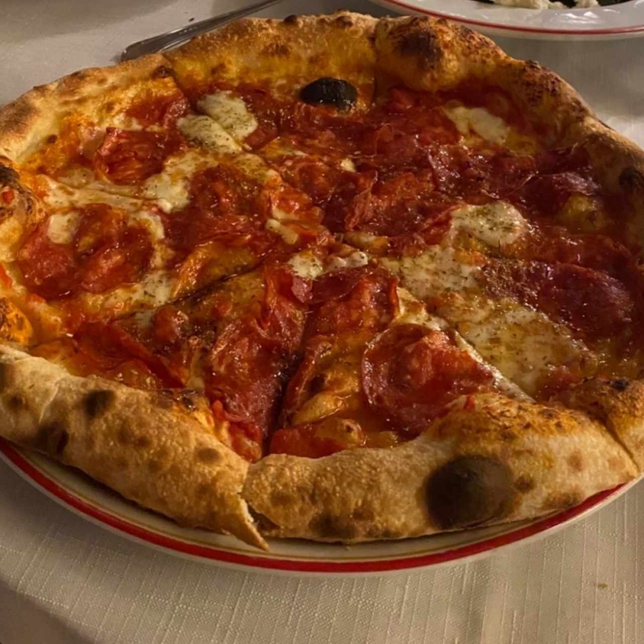 Pizza con salami picante
