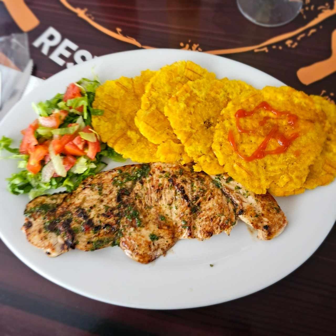 Filete de Pollo Asado con Patacones