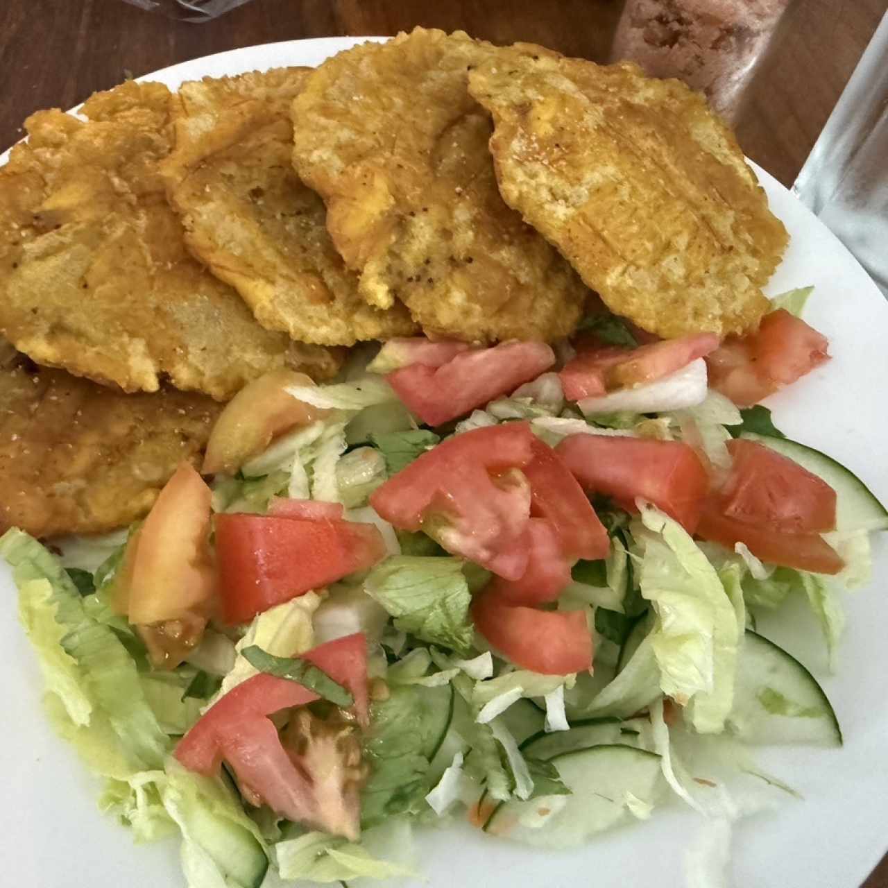 Patacones y Ensalada