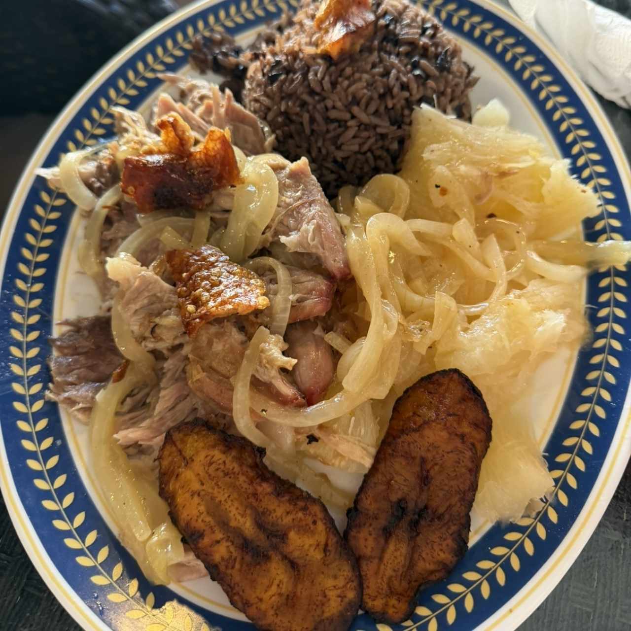 Arroz congri con puerco y yuca al moho 