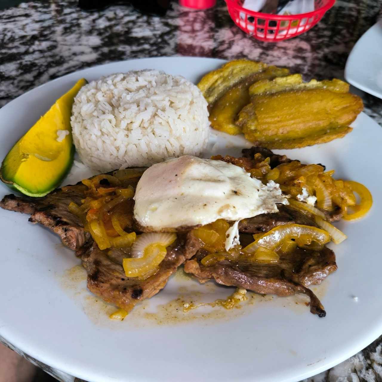 Bistec encebollado a caballo