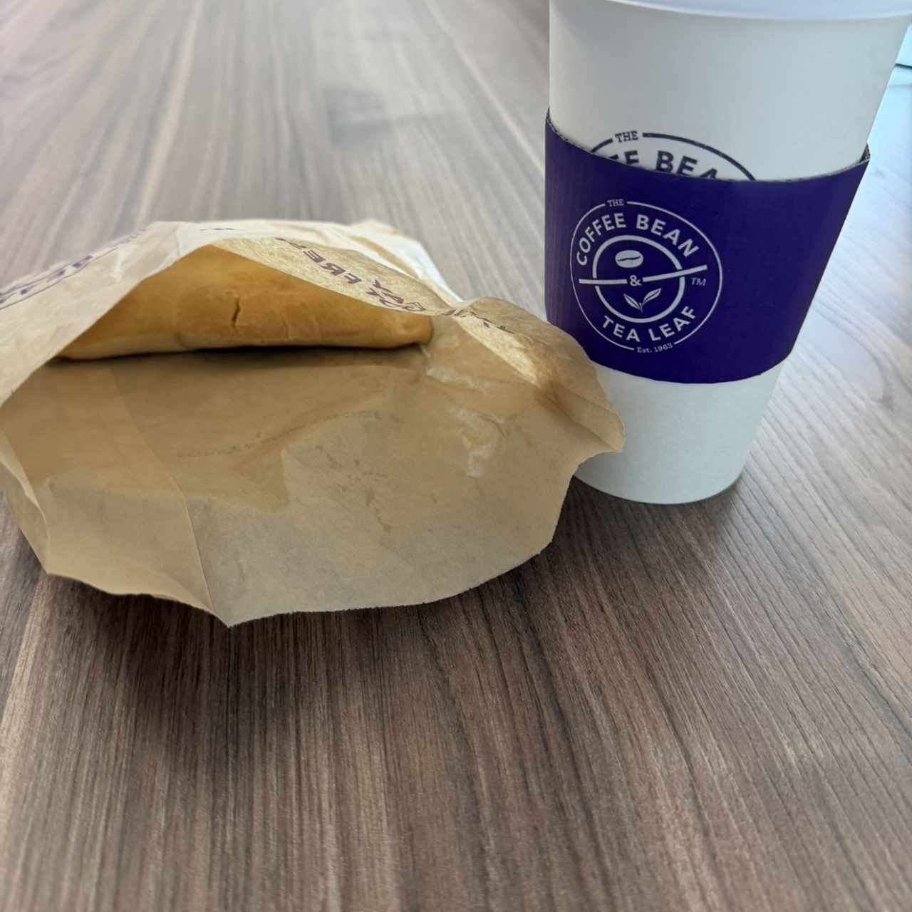Capuchino y empanada de queso crema
