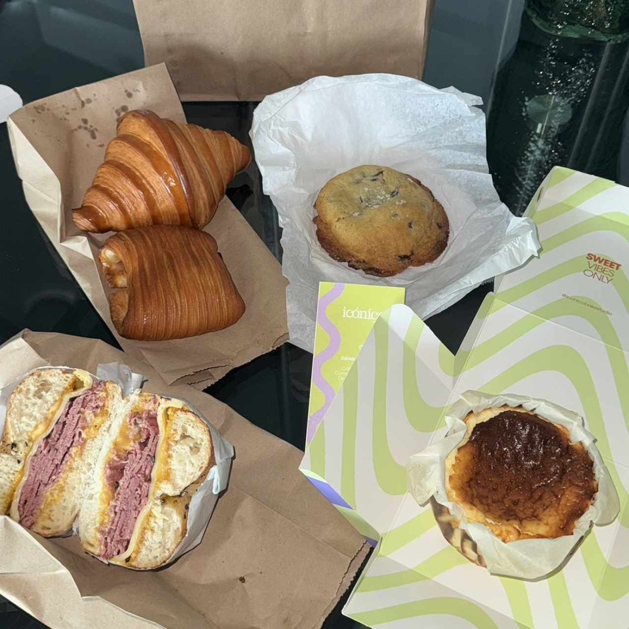 Croissant, galleta, torta vasca, bagels