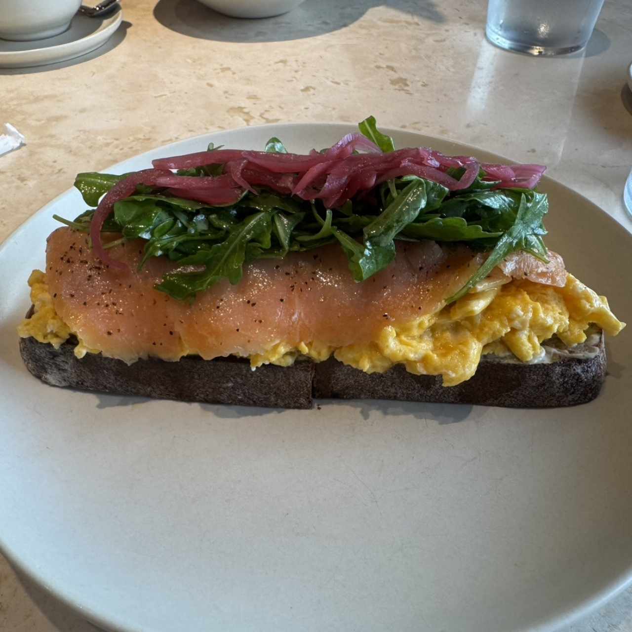 Tosta de huevos con salmon