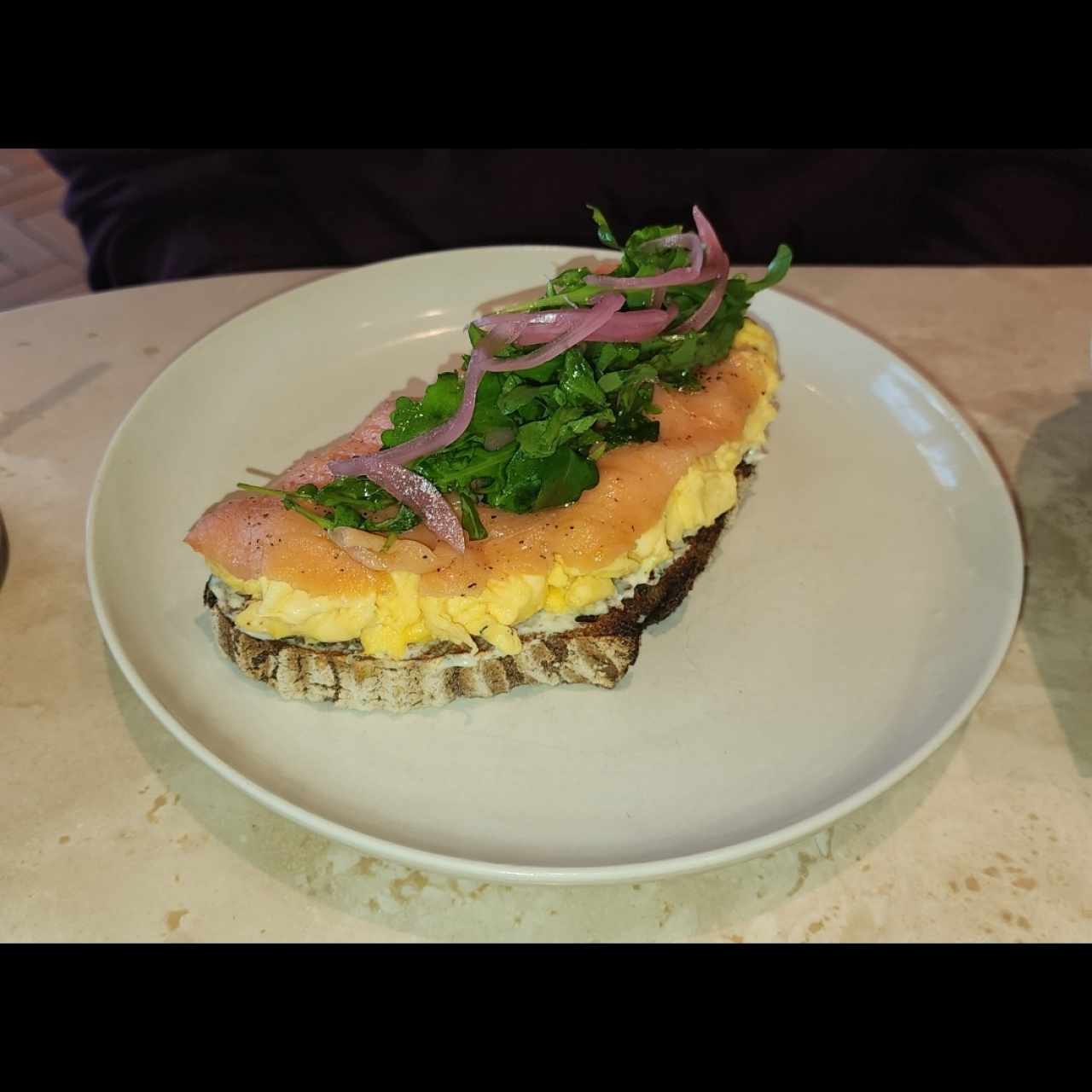 tostada de huevo y salmon