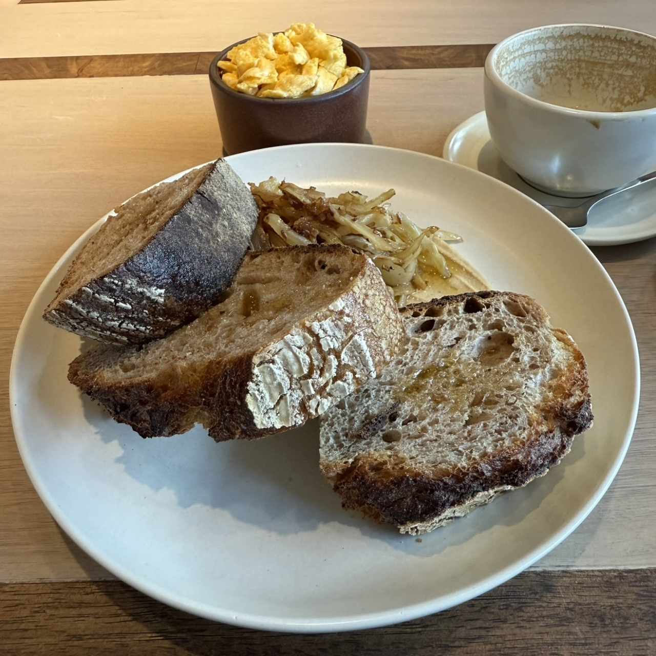Rebanada de pan de masa madre y huevo. 