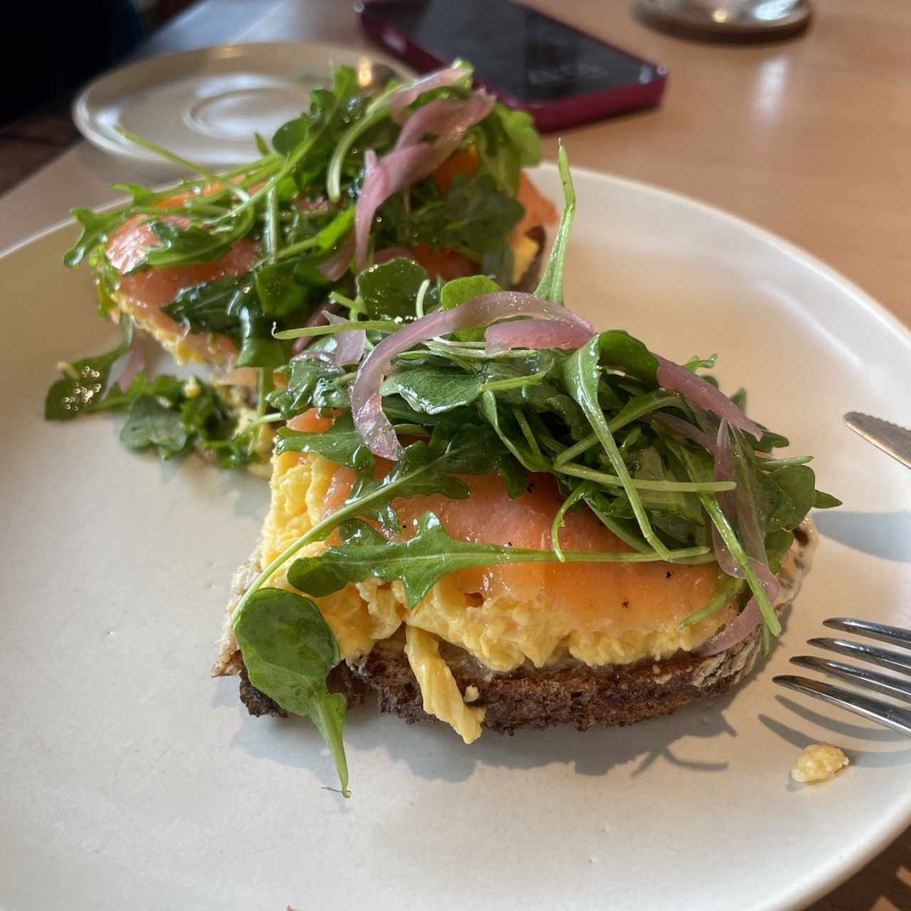 Tosta de huevos con salmon