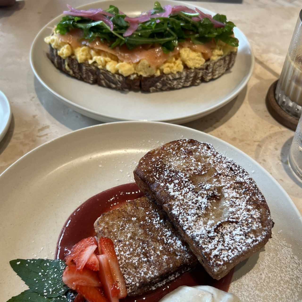 Tostadas francesas y tostada de huevo con salmon 