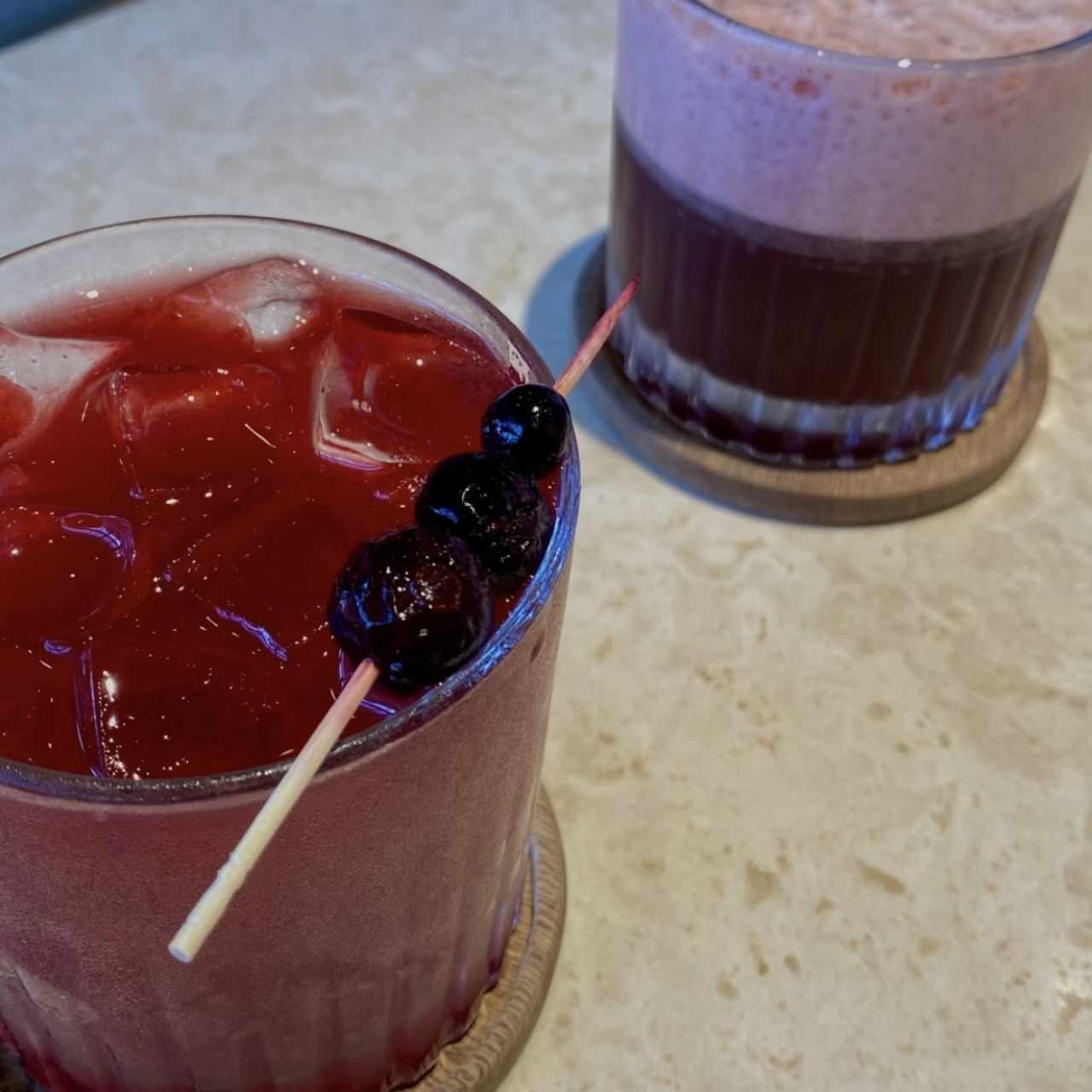 Jugo de frutos rojos y cage rojo