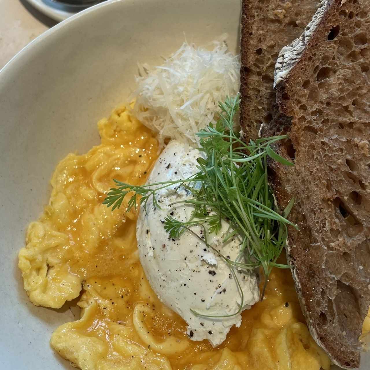Huevos cremos