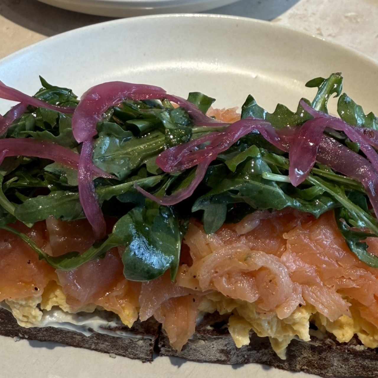 tostada de huevo con salmon