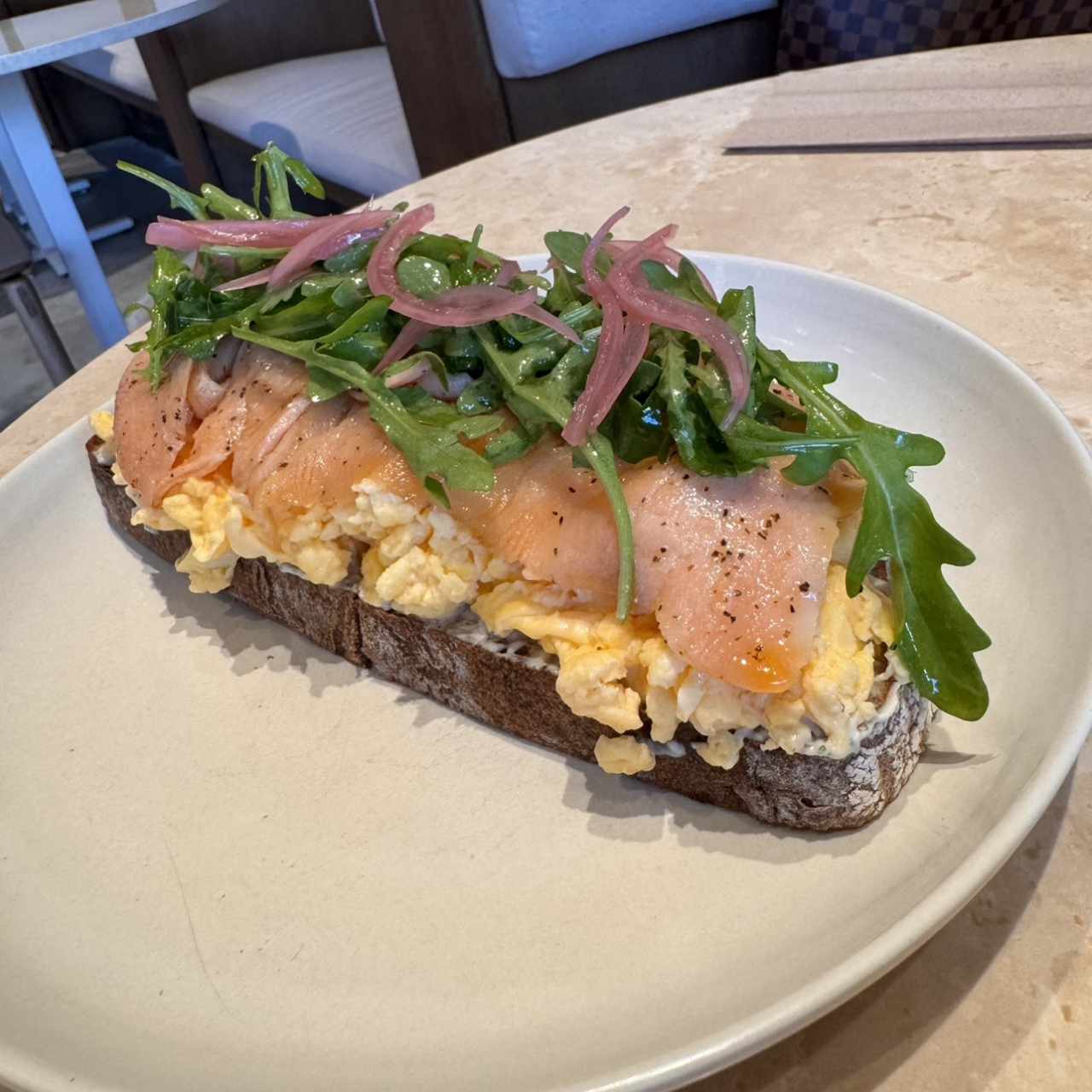 Tosta de Huevos con Salmón