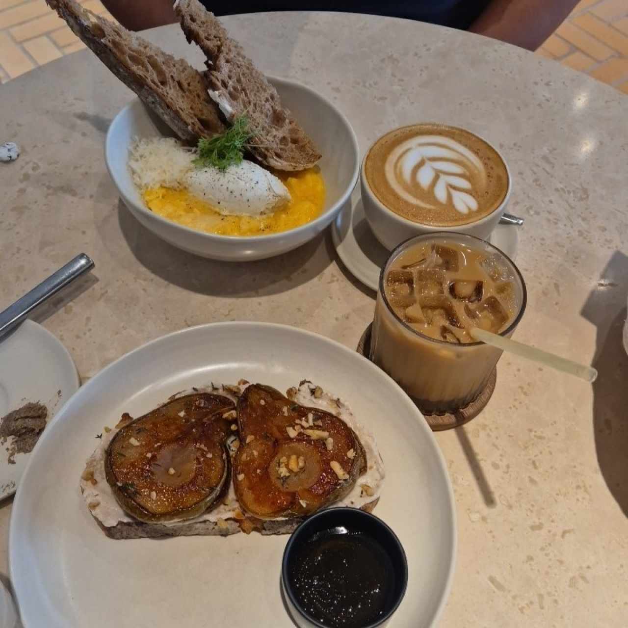 Huevos y toast de pera