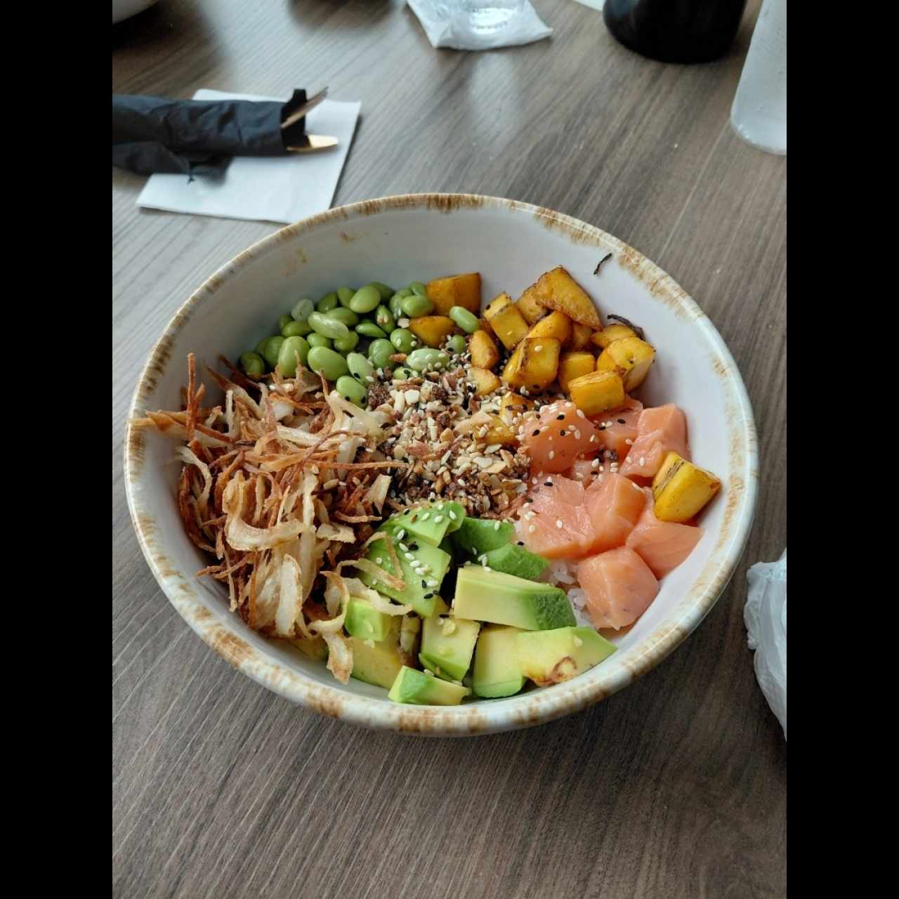 poke de salmón.