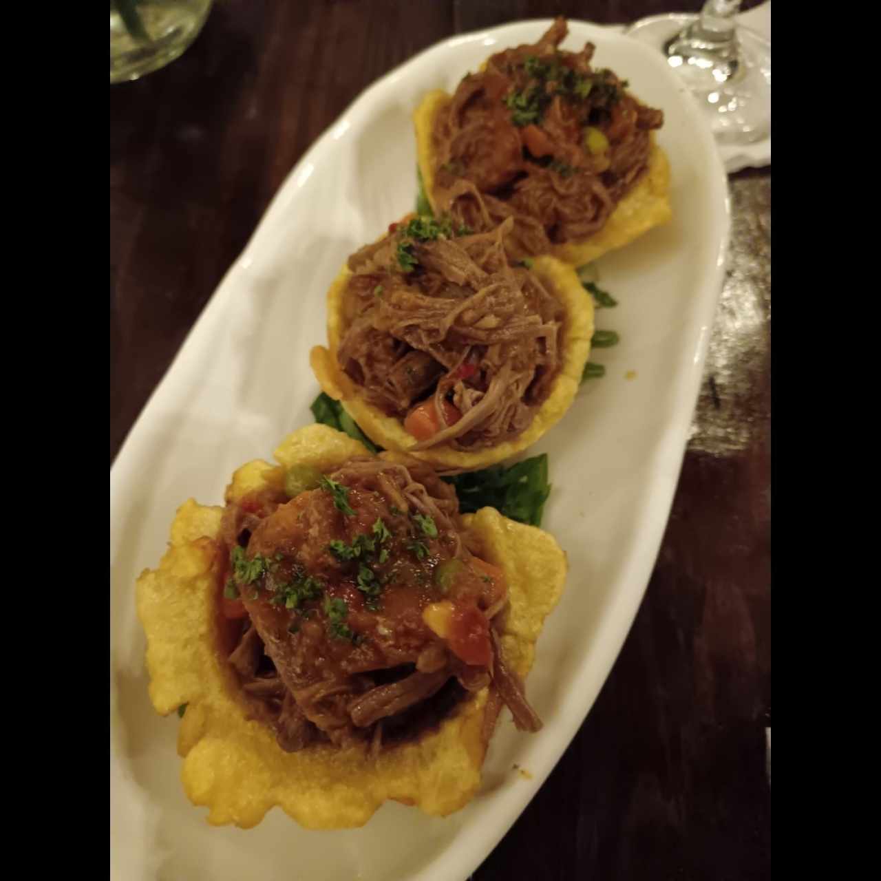 Patacones rellenos de ropa vieja 