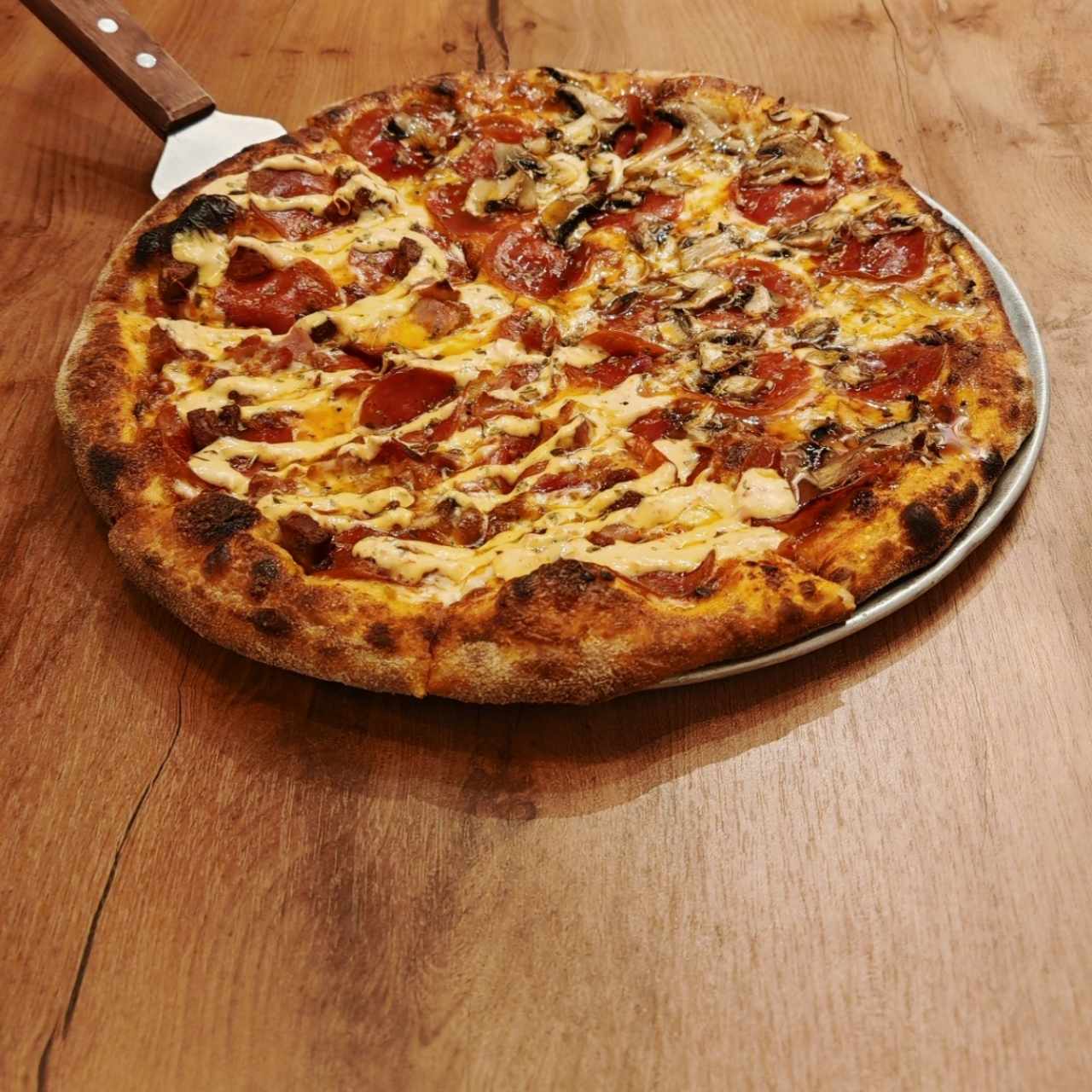 Mitad viva la pizza (derecha) mitad mafiosa (izquierda) 