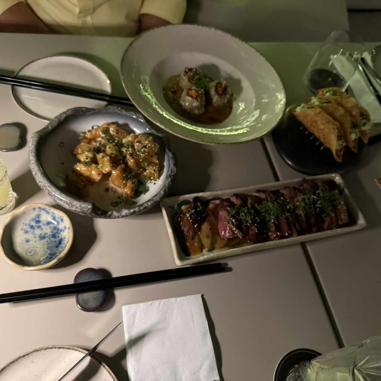 Entraña, camarones tempura, taco rellenos de mariscos. 